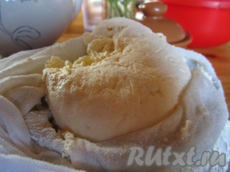 Через 8-10 часов творог уменьшится в объёме, загустеет, но сохранит мягкость.&nbsp;
