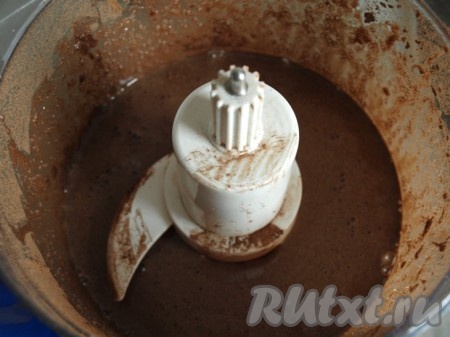 Для замешивания теста в чашу комбайна вбить яйца, 0,5 стакана сахара, какао-порошок и соду, погашенную уксусом (или лимонным соком), взбить. Можно смешать ингредиенты и с помощью миксера.