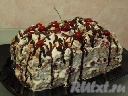 Для приготовления глазури смешать какао, сахар и воду, при постоянном помешивании довести смесь на среднем огне до растворения сахара, дать немного остыть. Полить вишнёвый торт произвольно глазурью.
