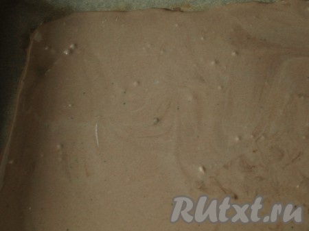 Застелить пергаментом противень, вылить тесто.