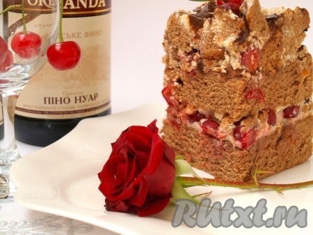 Нарезать необыкновенно вкусный бисквитный торт с вишней на порции. Торт "Вишнёвый поцелуй" выходит достаточно большим.