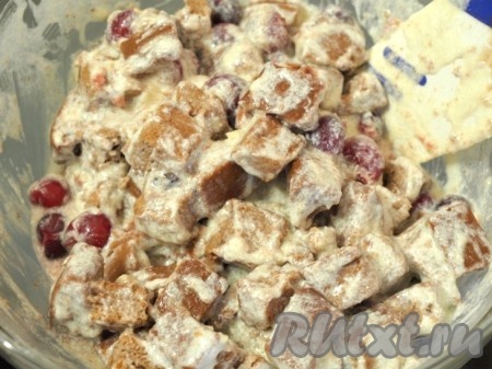 Обрезанные края торта нарезать кубиками, смешать с большей частью оставшегося крема (немного крема оставьте для обмазывания торта), вишней и миндалём.&nbsp;
