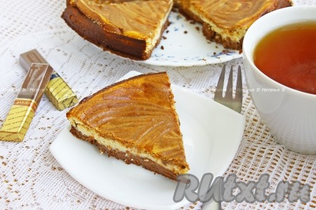 При подаче необыкновенно вкусный творожник нарезать на порционные кусочки.
