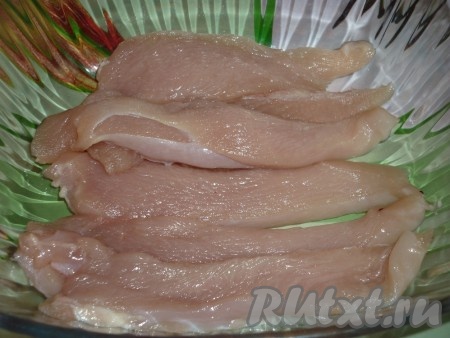 Моем и обсушиваем куриное филе. Затем режем его на длинные, тонкие полоски.
