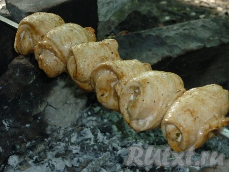 Готовим рулетики на углях, периодически переворачивая и поливая маринадом, минут 20-25.
