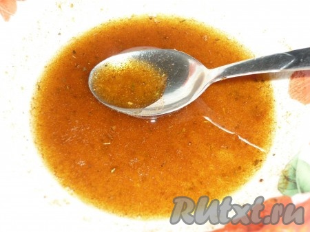 Для приготовления маринада смешиваем сок лимона, оливковое масло, паприку и соль.
