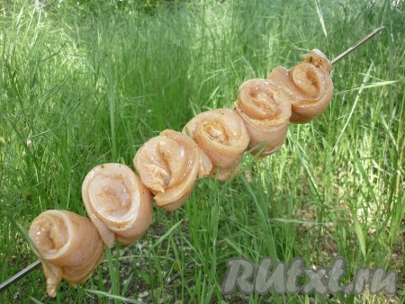 Каждую полоску замаринованного куриного филе сворачиваем в рулетик и нанизываем на шампур.&nbsp;
