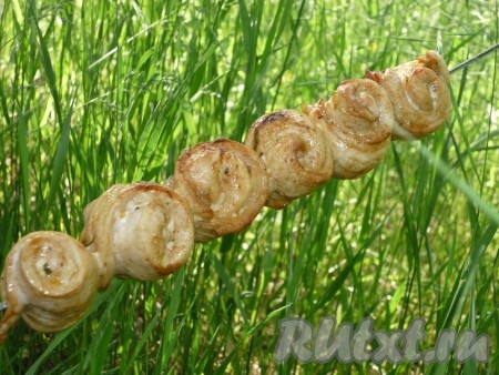 Готовим рулетики на углях, периодически переворачивая и поливая маринадом, минут 20-25.