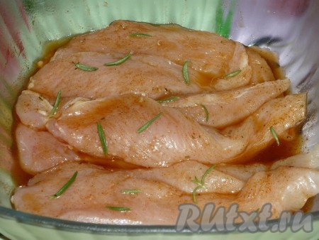 Чеснок чистим и режем на тонкие пластинки. Куриное филе помещаем в маринад, добавляем порезанный чеснок и розмарин, ставим на 2-3 часа в холодильник.
