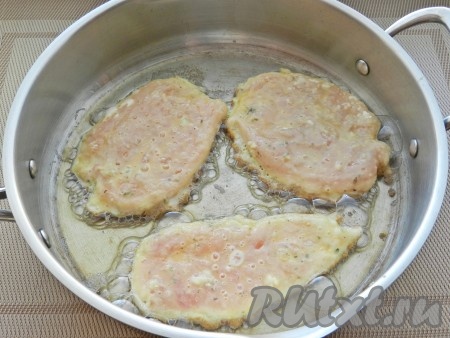В отдельной миске взбить яйца. Отбивные панировать сначала в муке, затем окунать во взбитые яйца и обжаривать на сковороде с обеих сторон до золотистой корочки. Затем сложить все отбивные в сковороду, уменьшить огонь и довести до готовности под крышкой в течение 10 минут.