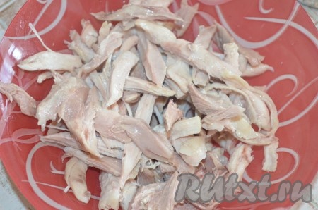 Отварное куриное мясо разобрать на волокна или порезать.
