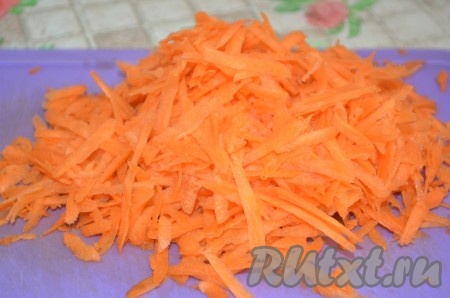 Морковь натереть на крупной терке.