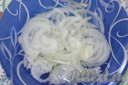 Лук порезать тонко полукольцами. Залить кипятком, добавить сахар и уксус, перемешать, оставить на 20 минут. Затем воду слить.
