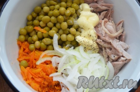 Сложить в миску курицу, лук, морковь, горошек, посолить и поперчить, заправить майонезом.&nbsp;
