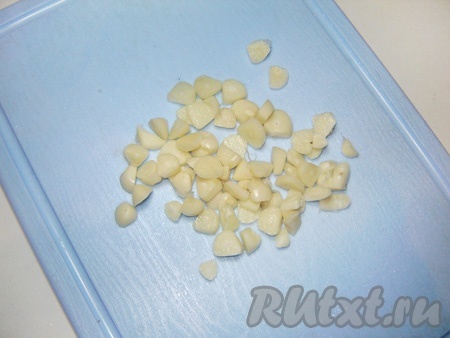 Нарезаем чеснок