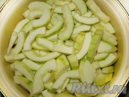 Нарезаем кабачки