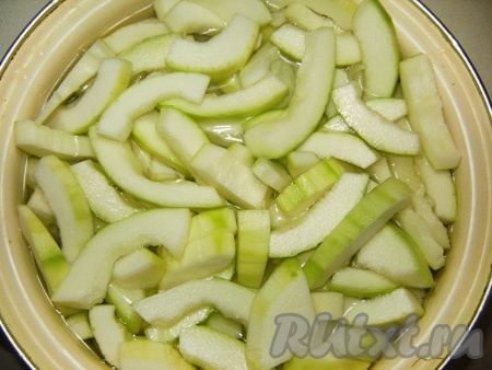 Заливаем кабачки рассолом