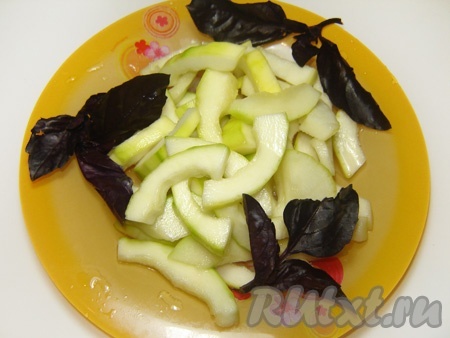 Малосольные кабачки