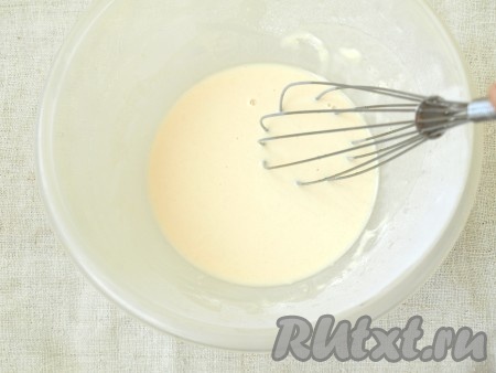 Муку размешать в небольшом количестве холодной кипячёной воде и тонкой струйкой влить в кастрюлю с мясом и овощами. Постоянно помешивая, готовить подливу из курицы 8-10 минут.
