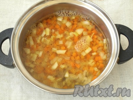 В небольшую кастрюльку поместить курицу и зажарку, добавить холодную кипячёную воду. Вода должна покрывать курицу с овощами на 4-5 см. Содержимое посолить и поперчить, добавить лавровый лист. Довести до кипения, затем уменьшить огонь и тушить 40 минут.