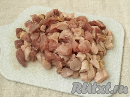 Измельчить куриное филе, нарезав его на кубики.
