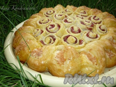 Пирог с колбасой и сыром