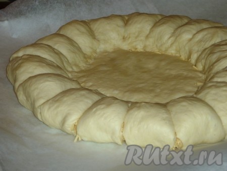 Полученный бортик разрезаем на ровные кусочки.
