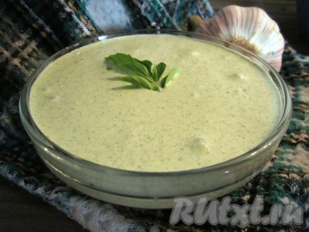 Сверху кладём сметану и творог. Солим по вкусу (я положила 1/2 чайной ложки соли). Всё измельчаем блендером до однородного состояния. Творожный соус с грецкими орехами и зеленью готов!
