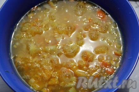 Воду довести до кипения и смешать с сахаром. Остудить воду до 20-30 градусов и залить ею нашу смесь из апельсинов и лимонов. Оставить всю массу на 5-6 часов, не более.
