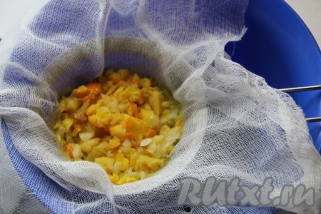 По истечении времени процедить массу через сито, застеленное марлей.
