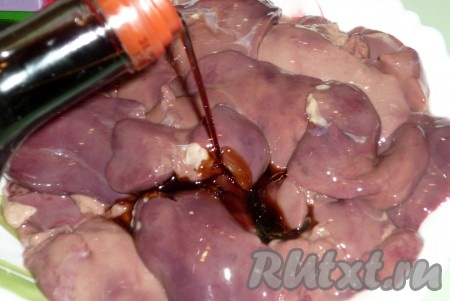 Куриную печень моем, обсушиваем, перекладываем в миску и заливаем соевым соусом.