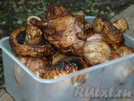 Куриную печень в беконе, приготовленную на мангале, подаём вместе с шампиньонами в горячем виде.