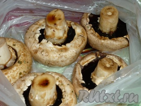 Шампиньоны моем, верх шляпок натираем солью и перцем, а внутрь шляпок наливаем соевый соус и оставляем промариноваться на 15-20 минут.