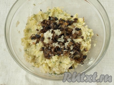 В остывшее пюре добавить соль, чёрный молотый перец, сырое яйцо и мелко нарезанный укроп. Перемешать, добавить остывшие грибы с луком и натёртый на мелкой тёрке чеснок. Ещё раз перемешать. Затем добавить 1-2 столовых ложки муки и хорошо перемешать тесто для котлет из картошки и грибов. Добавляя муку, учитывайте, что тесто для картофельно-грибных котлет должно хорошо держать форму, из него можно легко сформировать котлеты.