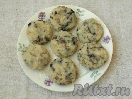 Влажными руками сформировать котлеты (у меня получилось 7 штук), выложить их на тарелку, присыпанную мукой.