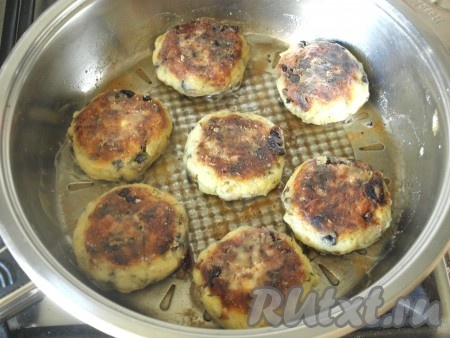 Затем перевернуть и обжарить с другой стороны (тоже около 3 минут). Для удаления лишнего жира готовые котлеты из картошки и грибов нужно со сковороды выкладывать на бумажные салфетки.