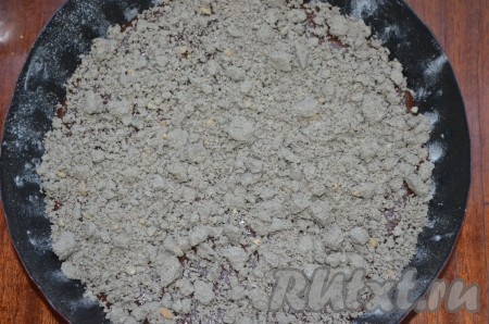 Тесто вылить в смазанную форму диаметром 20 см, сверху выложить халву.