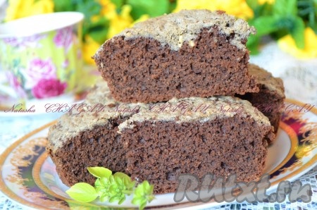 Поставить шоколадный манник с халвой в разогретую духовку при температуре 180 градусов на 30-40 минут. Готовность проверять зубочисткой. Готовый манник остудить, извлечь из формы и нарезать на кусочки. Очень вкусно и с чаем, и с кофе, и с молоком. Обязательно попробуйте этот рецепт приготовления шоколадного манника с халвой, и удивите близких наивкуснейшей выпечкой!
