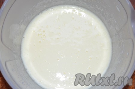 Яйца взбить с сахаром, солью и ванилином в течение 5 минут.