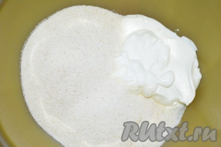 Манку перемешать со сметаной и оставить на 30 минут набухать.
