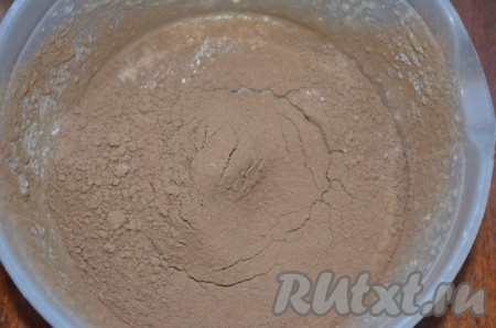 Просеять в тесто муку, какао-порошок, корицу и разрыхлитель. Взбить. Получится тесто по густоте, как сметана.
