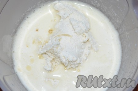 Добавить набухшую манку и масло, взбить.
