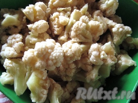 Цветную капусту разделите на соцветия.&nbsp;
