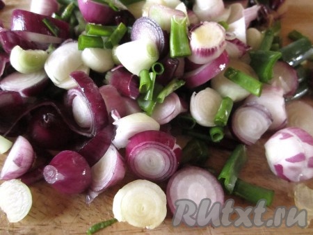 Лук тоже крупно нарежьте.