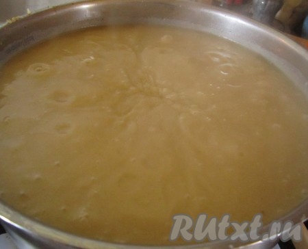 Когда овощи будут готовы, пюрируйте суп до однородного состояния.