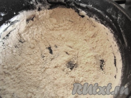 В сковороду насыпьте муку и, помешивая, слегка подрумяньте её.