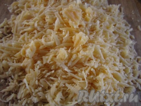 Сыр натрите на тёрке.
