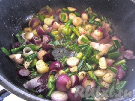 Растопите в сковороде сливочное масло и припустите в нём лук.