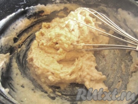 Влейте в сковороду с мукой холодные сливки и хорошо размешайте.