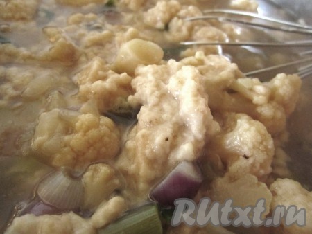 Полученную сливочно-мучную заправку добавьте в суп.
